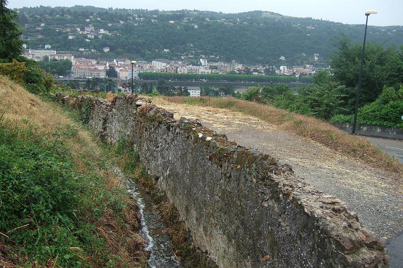 2011-05- (439).JPG - Um 13:43 h sieht man schon das Tagesziel: Vienne, am östlichen linken Rhône-Ufer